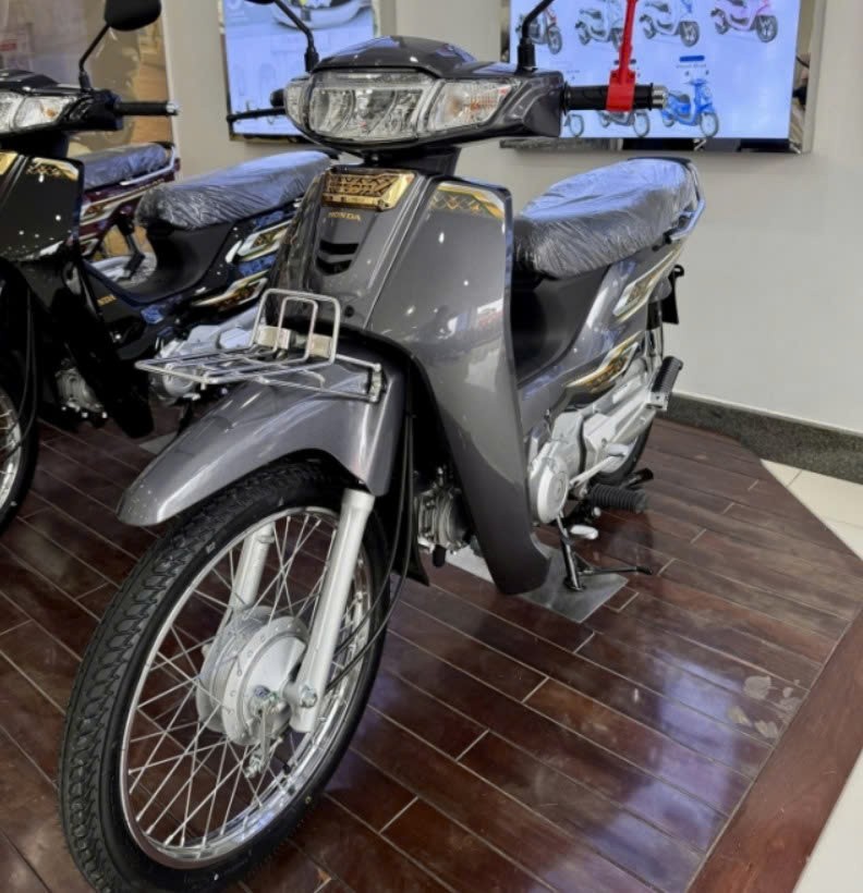 Ảnh thực tế Honda Dream 2027 vừa ra mắt, giá quy đổi 74 triệu đồng