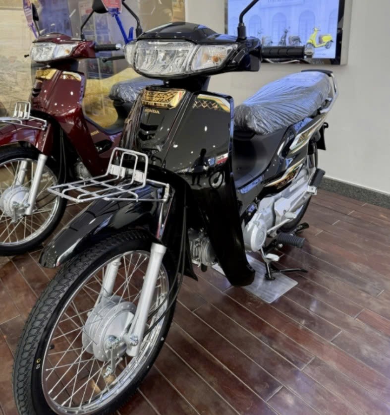Ảnh thực tế Honda Dream 2027 vừa ra mắt, giá quy đổi 74 triệu đồng