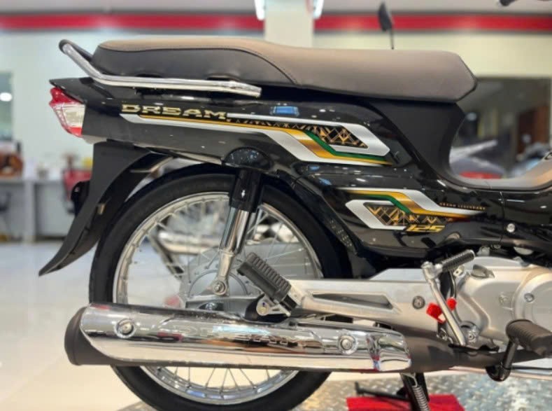 Ảnh thực tế Honda Dream 2027 vừa ra mắt, giá quy đổi 74 triệu đồng