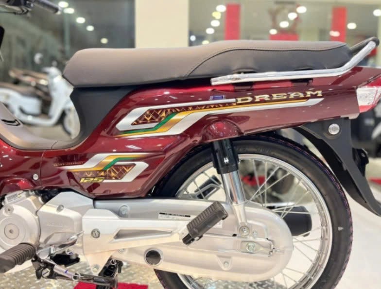 Ảnh thực tế Honda Dream 2027 vừa ra mắt, giá quy đổi 74 triệu đồng