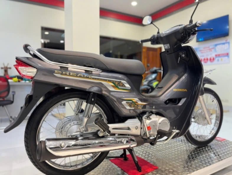 Ảnh thực tế Honda Dream 2027 vừa ra mắt, giá quy đổi 74 triệu đồng