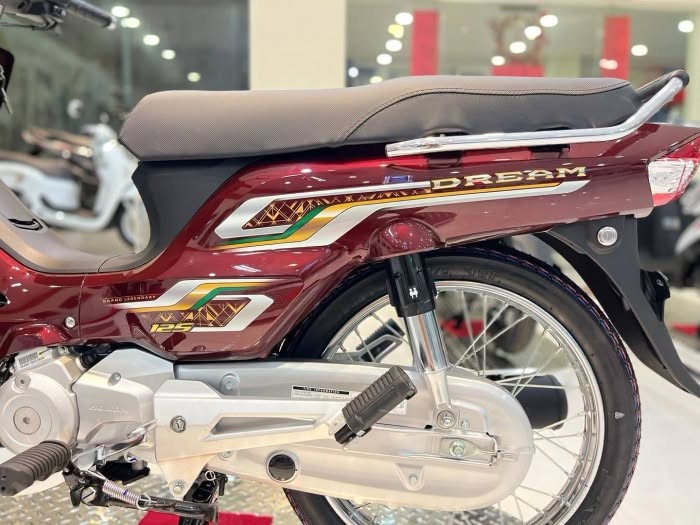 Ảnh thực tế Honda Dream 2027 vừa ra mắt, giá quy đổi 74 triệu đồng