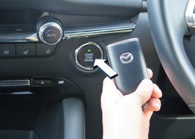 Chủ xe phải làm gì nếu chìa khóa thông minh hết pin?