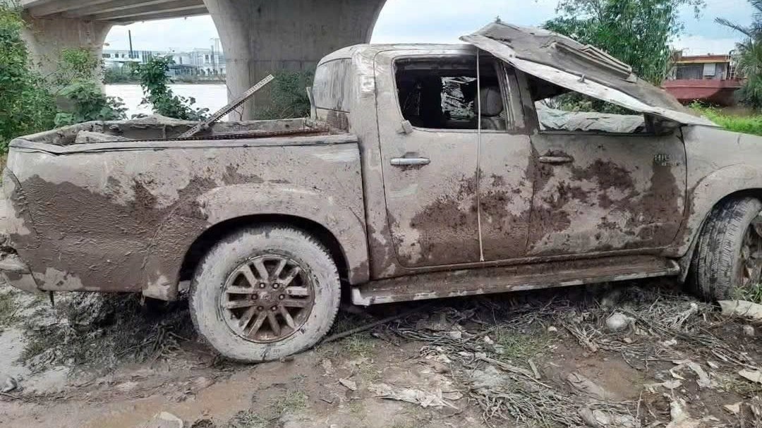 Người dân phát hiện xe bán tải chứa bộ xương người dưới lòng kênh ở Vĩnh Long