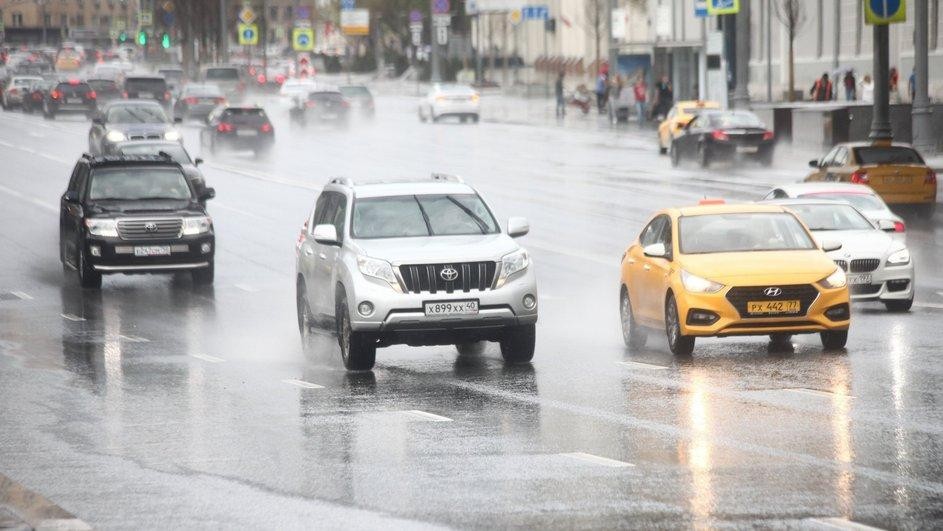 Vì sao SUV thường có cần gạt mưa kính sau còn sedan thì không? Vì sao SUV thường có cần gạt mưa kính sau còn sedan thì không?