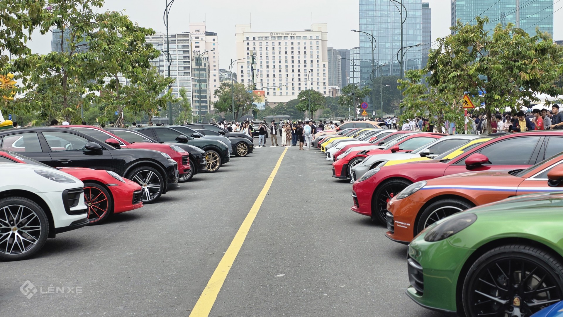 Hàng trăm xe Porsche hội tụ tại TP.HCM, loạt phiên bản giới hạn cùng xuất hiện Hàng trăm xe Porsche hội tụ tại TP.HCM, loạt phiên bản giới hạn cùng xuất hiện