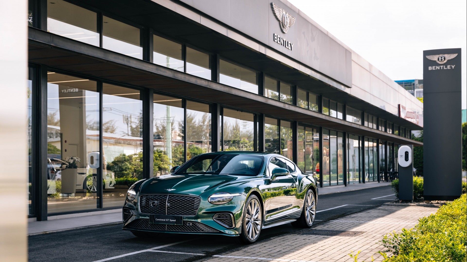 Ông chủ Land Rover Việt Nam thâu tóm thêm thương hiệu Bentley