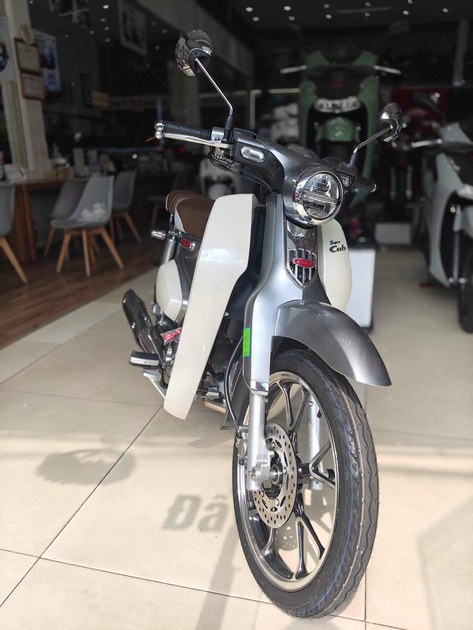 Hình ảnh thực tế của Honda Super Cub C125 tại đại lý