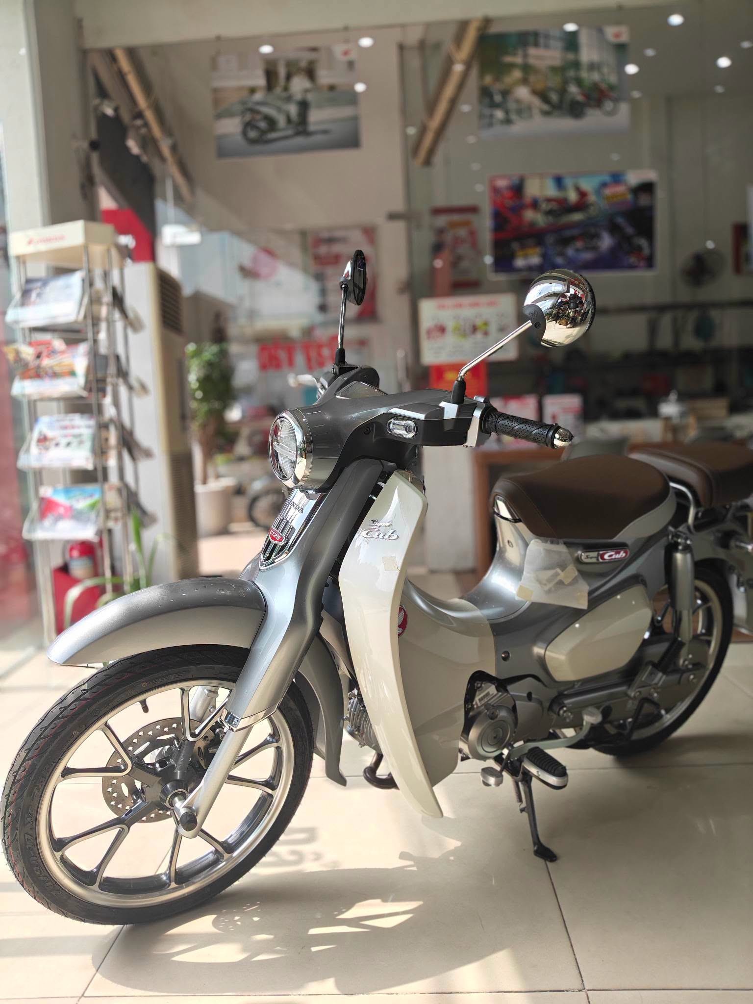 Hình ảnh thực tế của Honda Super Cub C125 tại đại lý