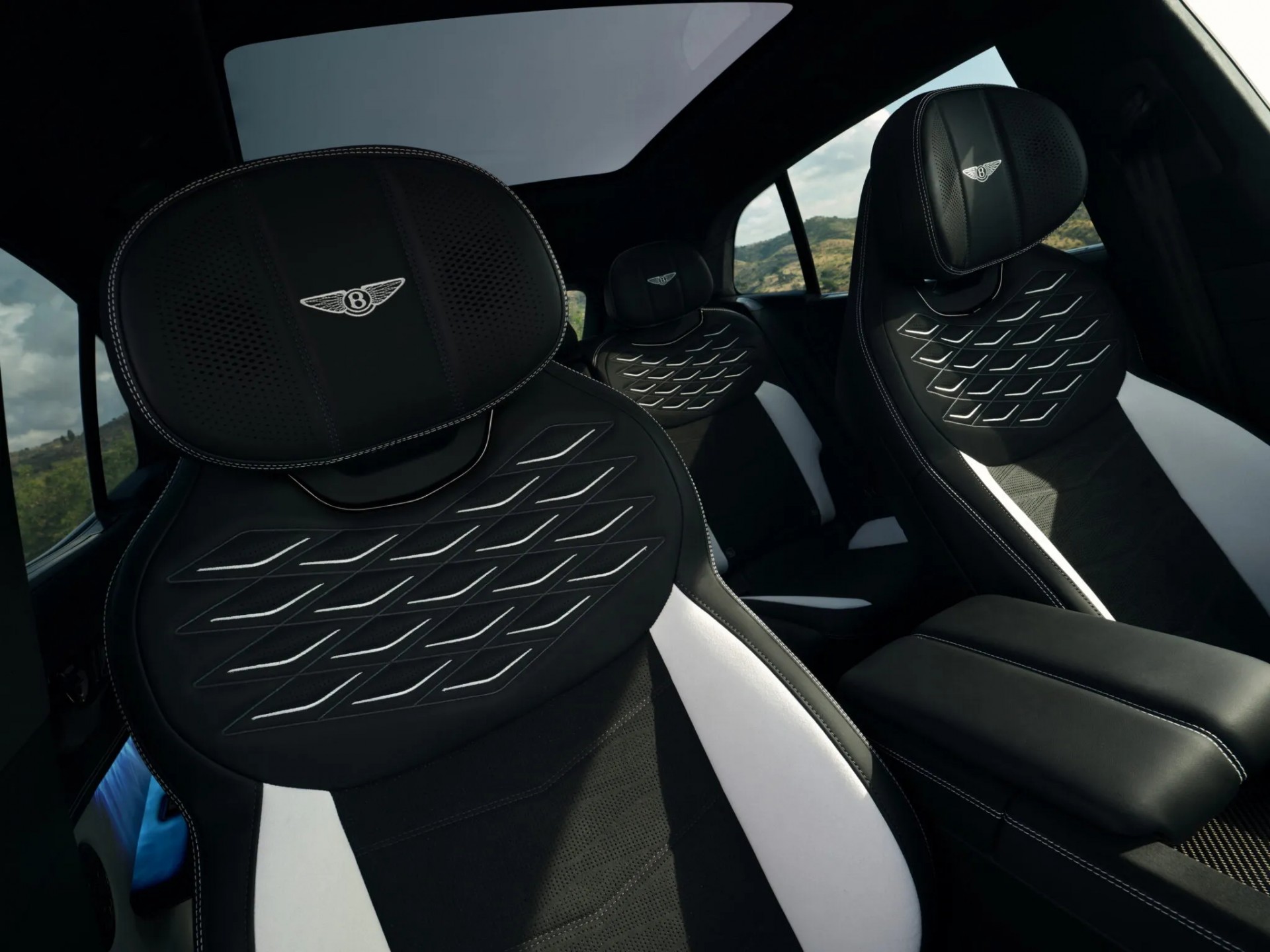 Bentley Torcal ra mắt với sức mạnh 876 mã lực và đẳng cấp SUV điện hạng sang Ghế ngồi của Bentley Torcal