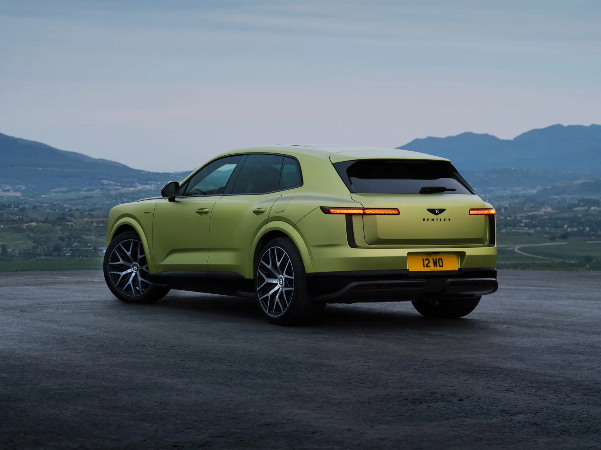 Bentley Torcal ra mắt với sức mạnh 876 mã lực và đẳng cấp SUV điện hạng sang Phía sau của Bentley Torcal