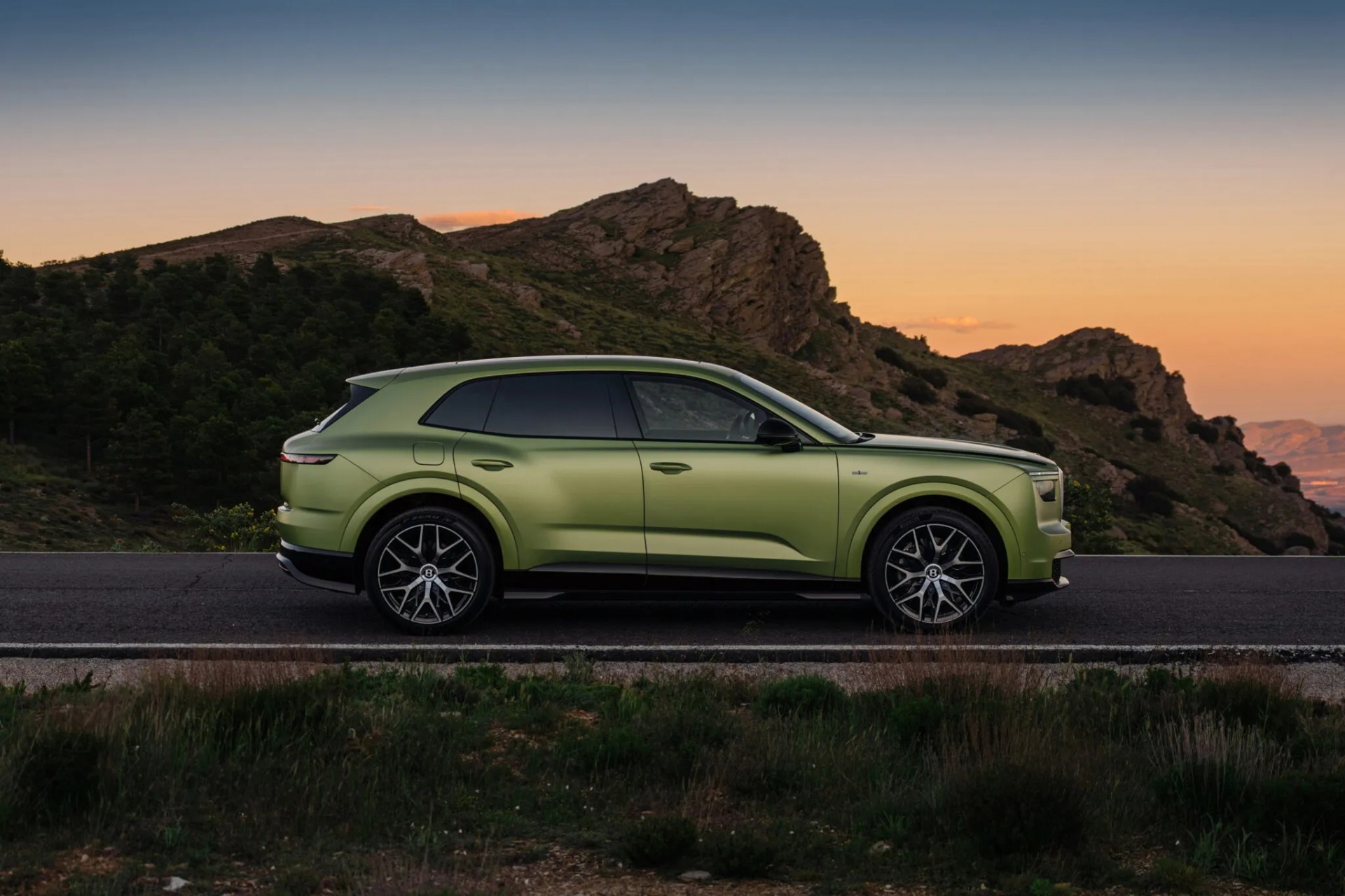 Bentley Torcal ra mắt với sức mạnh 876 mã lực và đẳng cấp SUV điện hạng sang Phía bên của Bentley Torcal