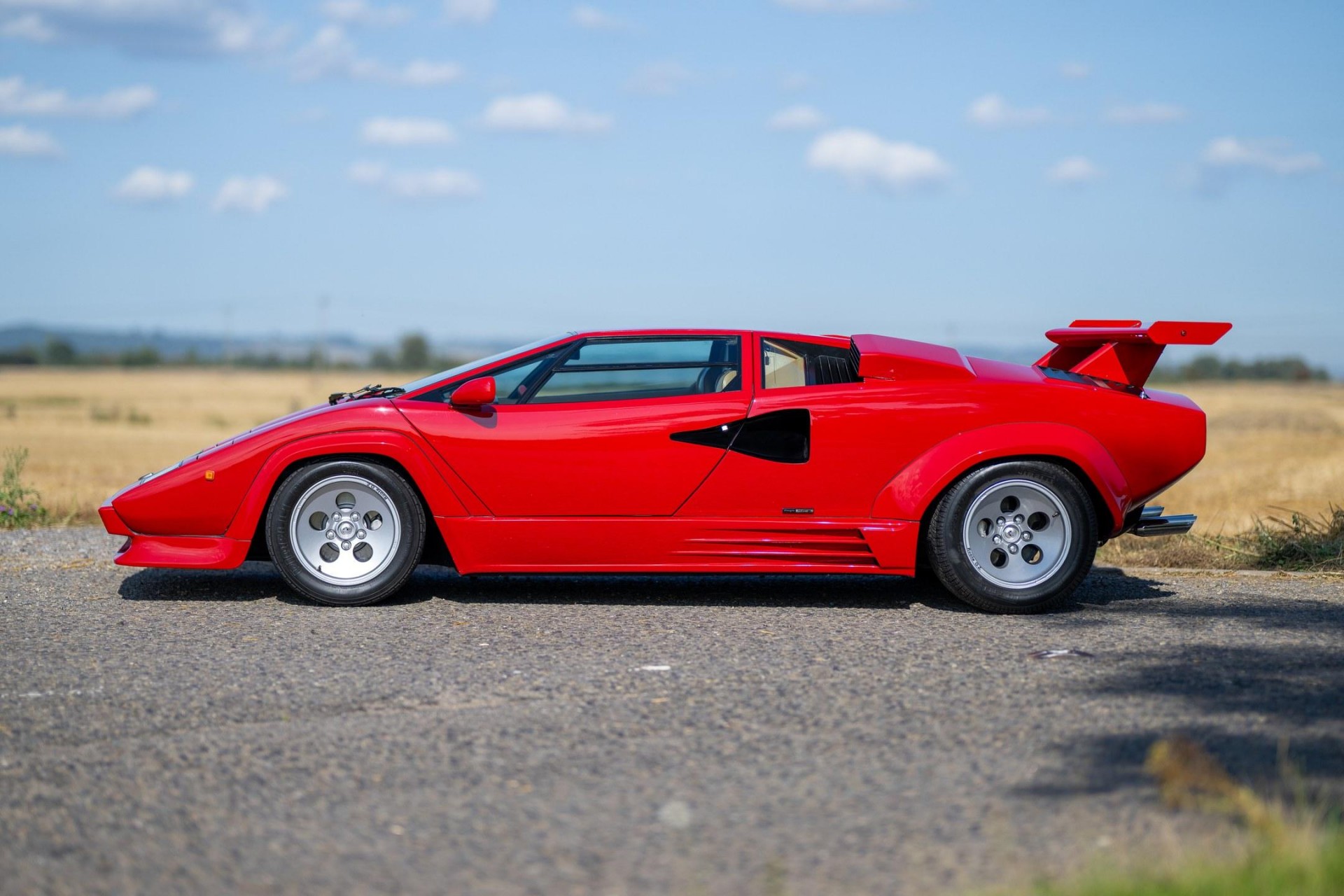 Câu chuyện phía sau thiết kế cửa mở lên trên đặc trưng của Lamborghini Câu chuyện phía sau thiết kế cửa mở lên trên đặc trưng của Lamborghini