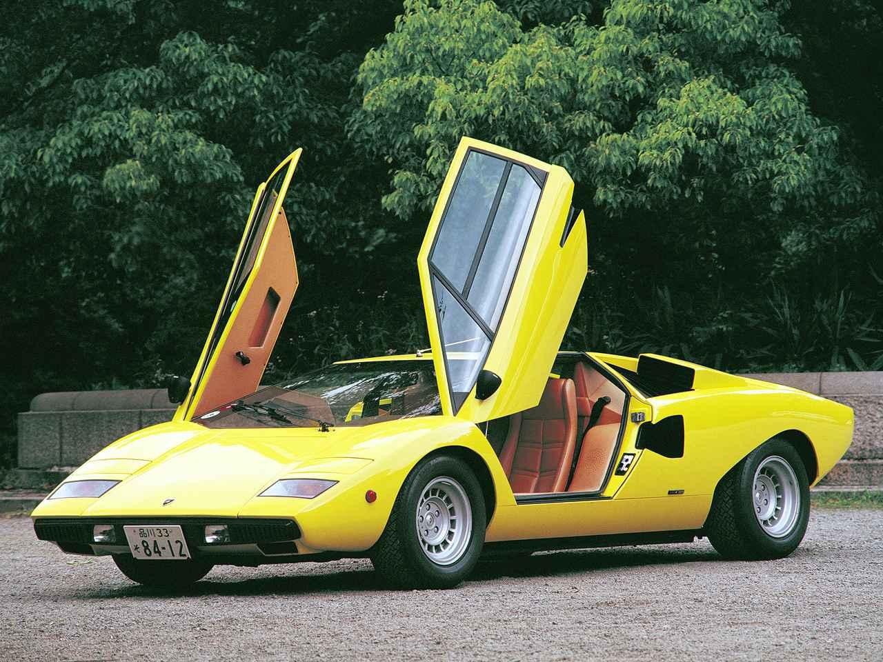 Câu chuyện phía sau thiết kế cửa mở lên trên đặc trưng của Lamborghini Cánh cửa mở lên trên là một chi tiết mang tính biểu tượng trên những mẫu siêu xe Lamborghini đầu bảng kể từ thập niên 1970 cho đến tận ngày nay