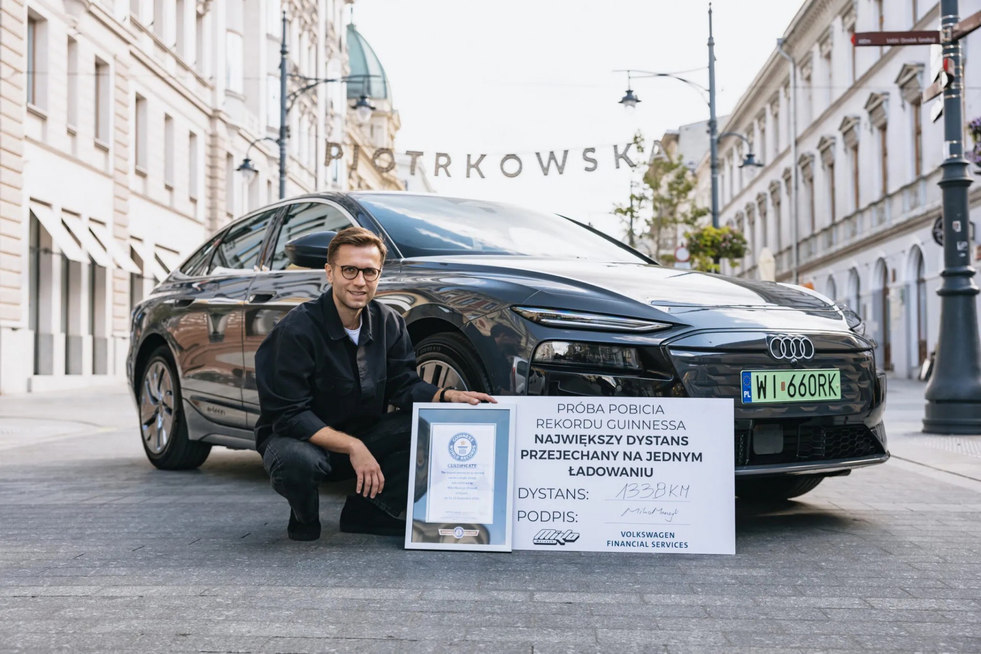 Chiếc xe điện Audi này vừa lập kỷ lục Guinness đi 1.338 km chỉ bằng một lần sạc pin Tay đua người Ba Lan Miko Marczyk đã lái chiếc Audi A6 Sportback e-tron performance đi 1.338 km chỉ với một lần sạc và thiết lập Kỷ lục Guinness Thế giới