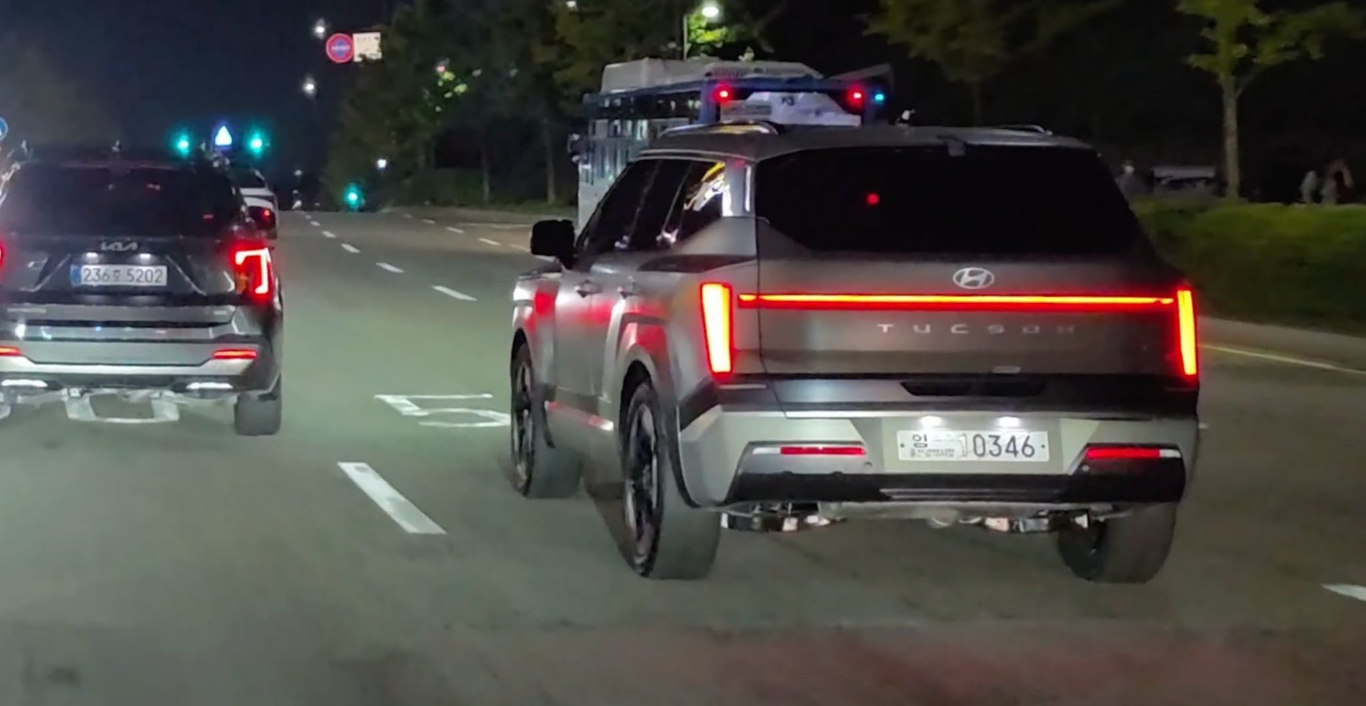 Ngắm Hyundai Tucson thế hệ mới chạy trên đường phố ban đêm, không còn nhận ra phiên bản cũ