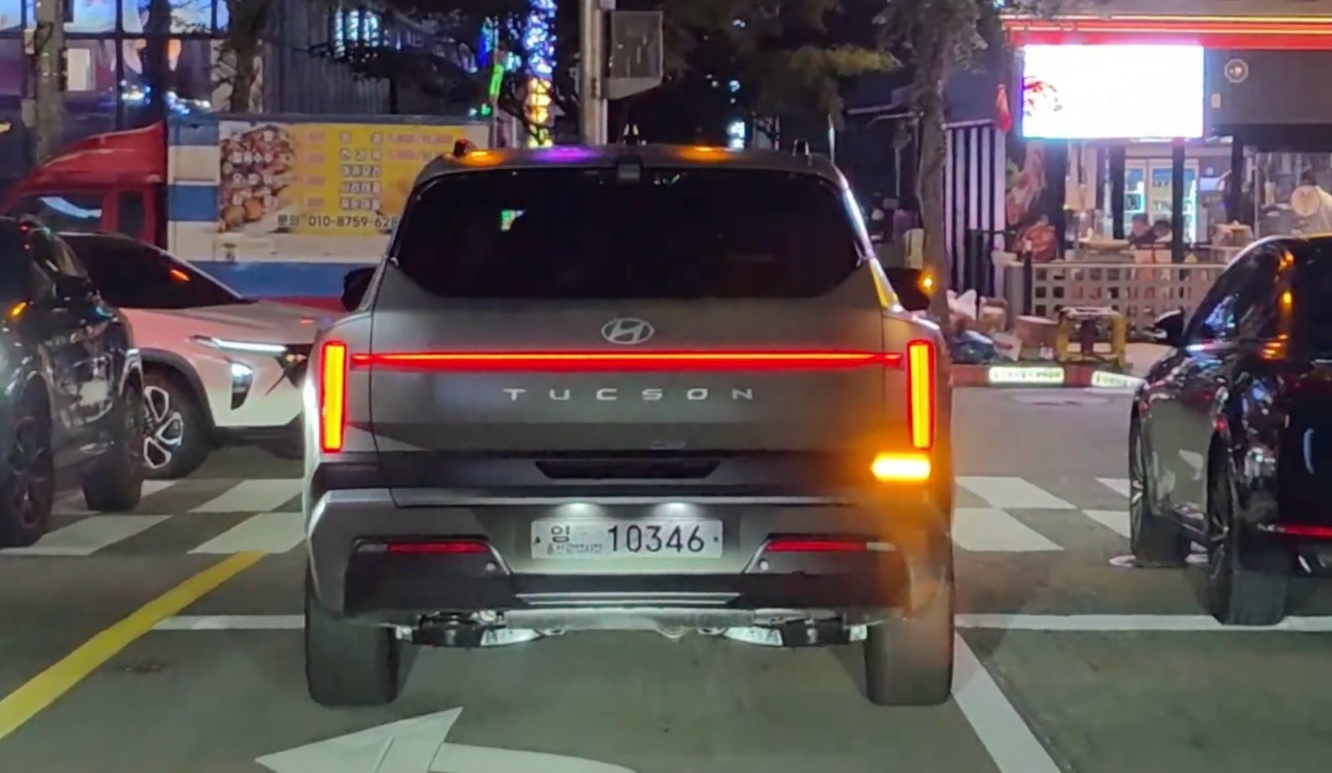 Ngắm Hyundai Tucson thế hệ mới chạy trên đường phố ban đêm, không còn nhận ra phiên bản cũ