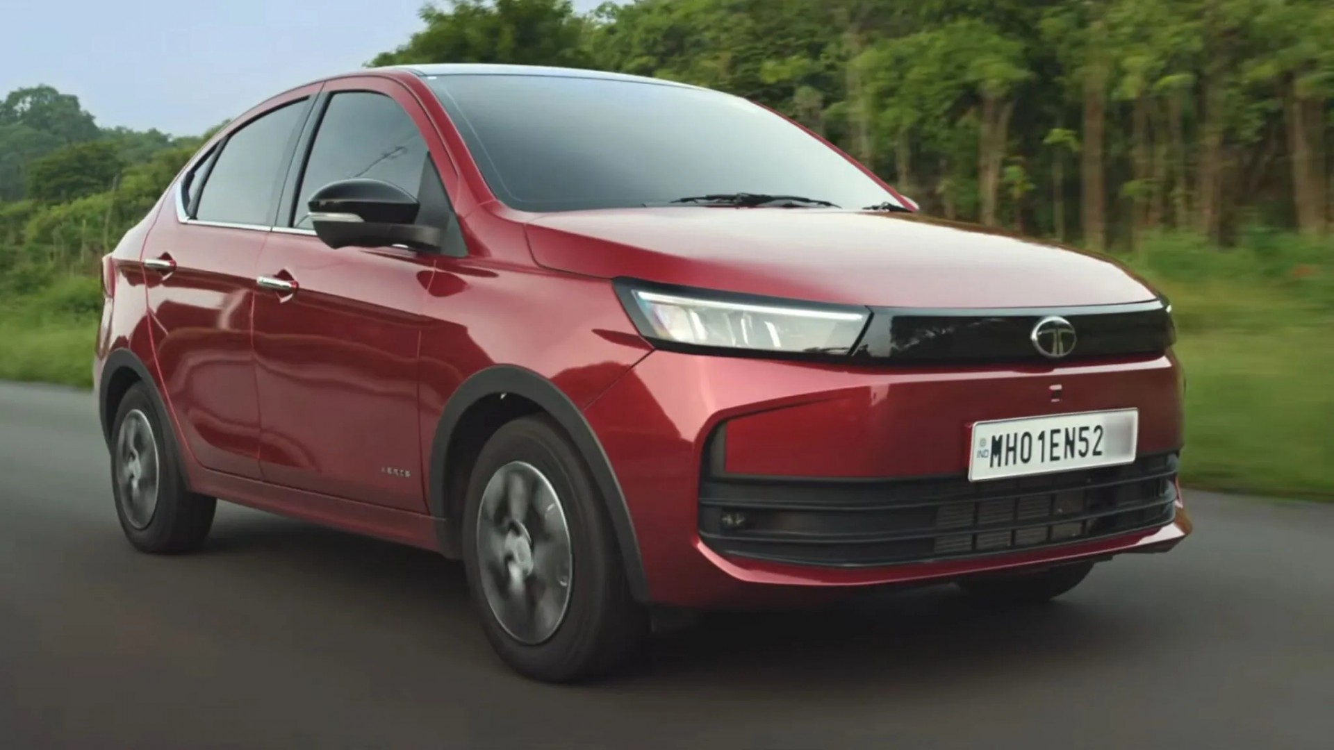 Sedan Ấn Độ giá rẻ 143 triệu đồng bị chôn dưới 20 tấn sỏi đá để chứng minh độ bền