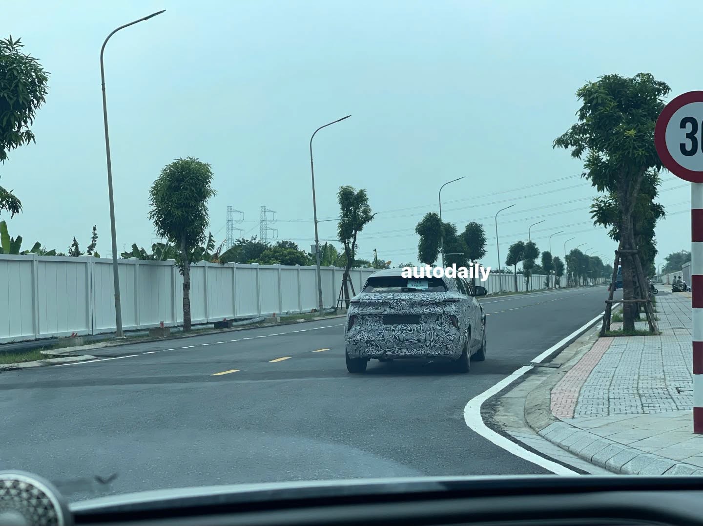 VinFast VF 6 facelift lộ diện không nguỵ trang, thiết kế thay đổi nhẹ VinFast VF 6 facelift lộ diện không nguỵ trang, thiết kế thay đổi nhẹ