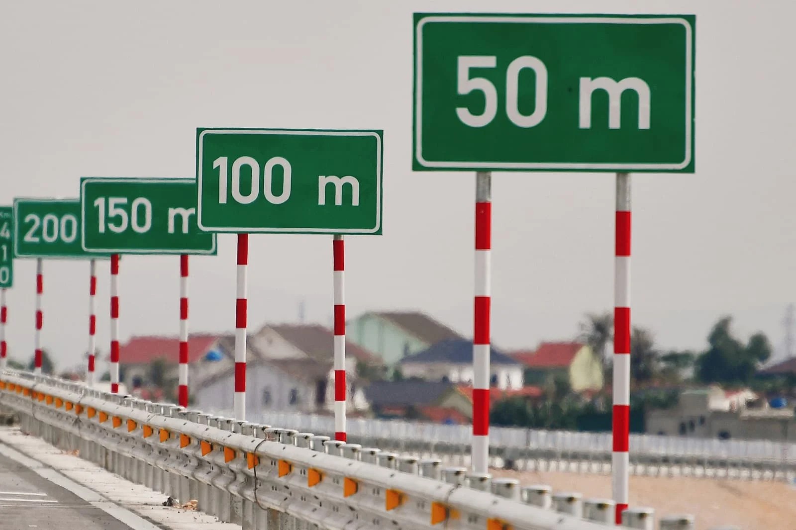 Bổ sung biển báo 0m, 50m, 100m tại nơi xử phạt khoảng cách trên Cao tốc Bổ sung biển báo 0m, 50m, 100m tại nơi xử phạt khoảng cách trên Cao tốc
