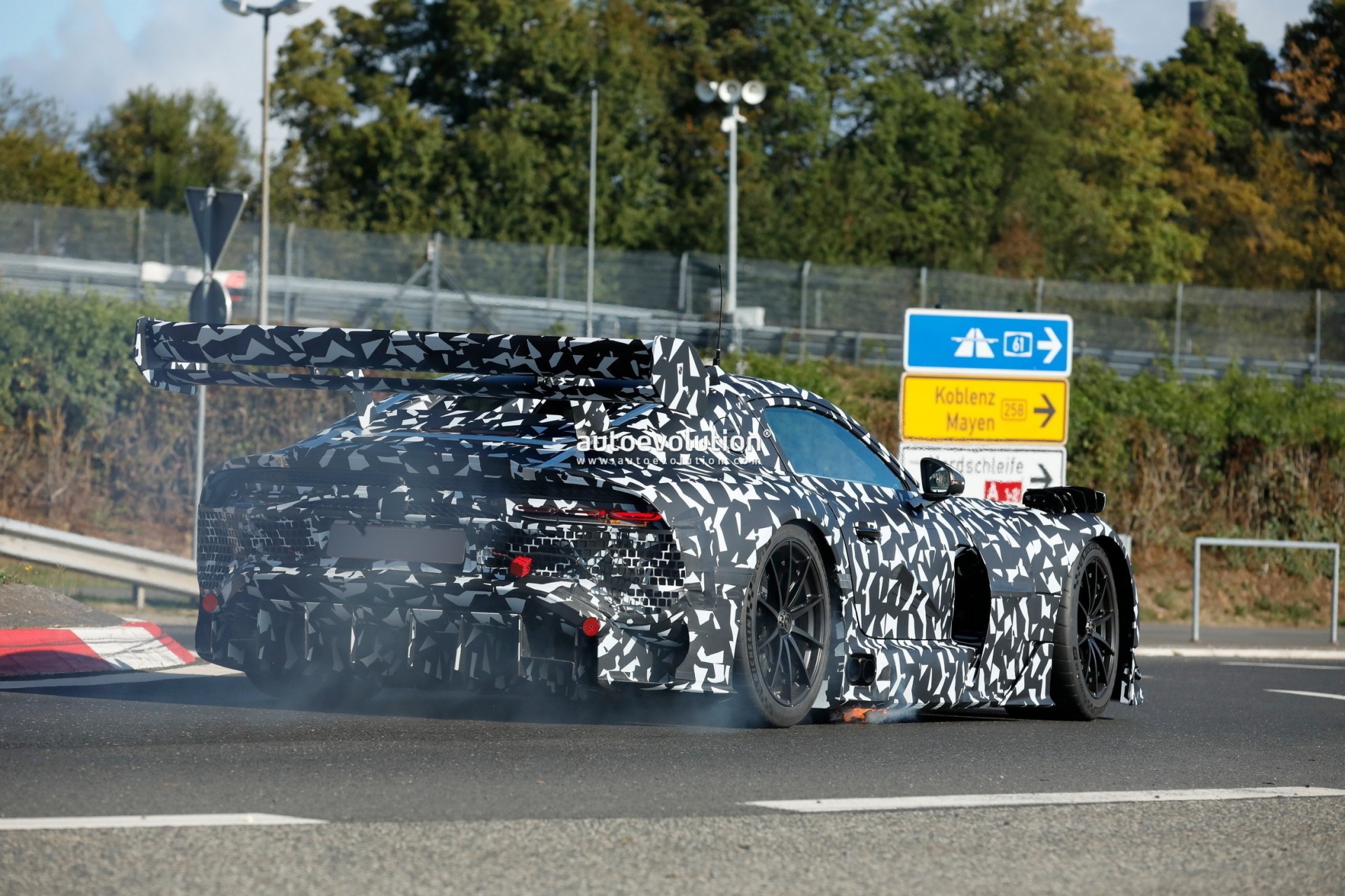 Nguyên mẫu siêu xe Mercedes-AMG GT Black Series mới bị cháy khi chạy thử nghiệm