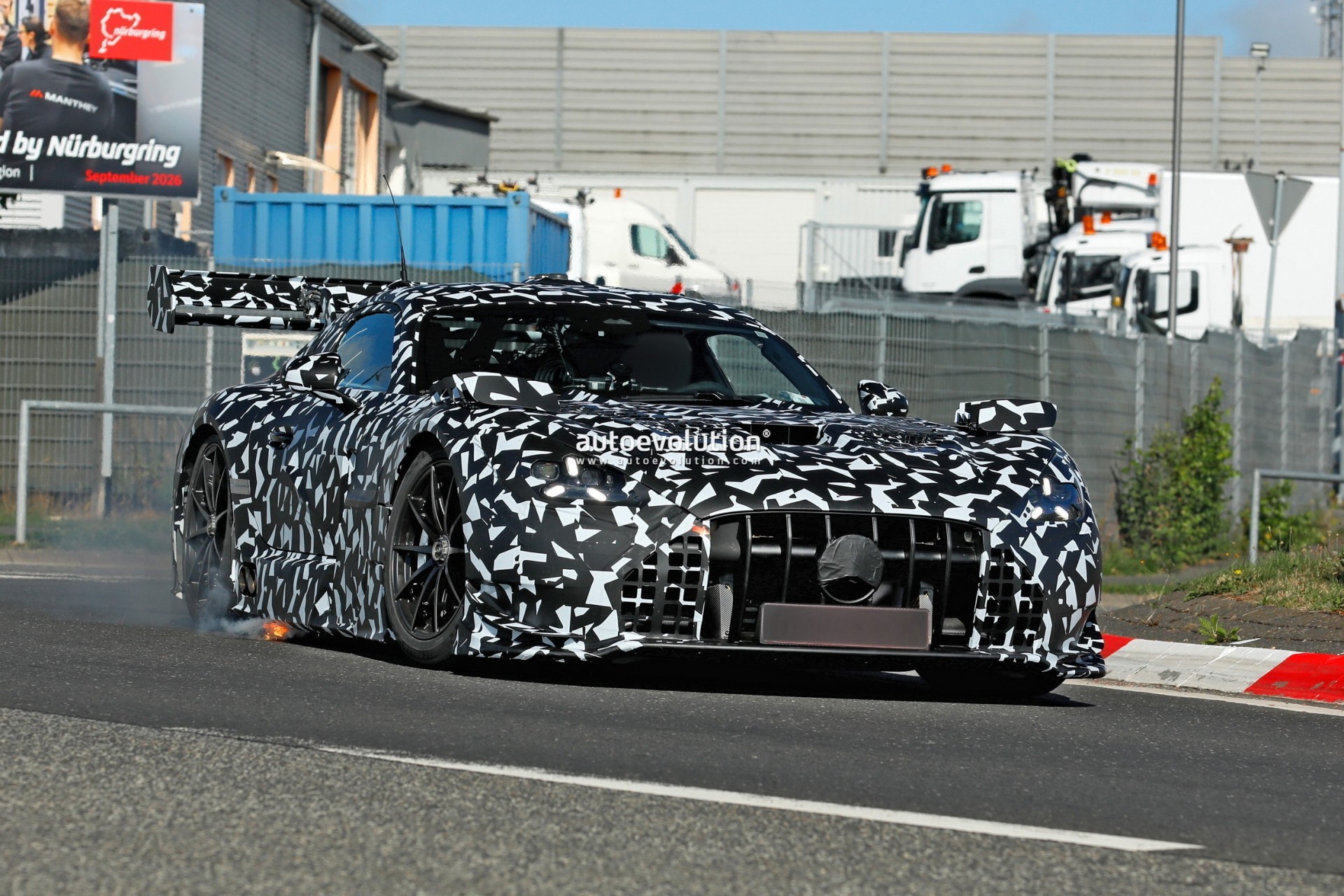 Nguyên mẫu siêu xe Mercedes-AMG GT Black Series mới bị cháy khi chạy thử nghiệm
