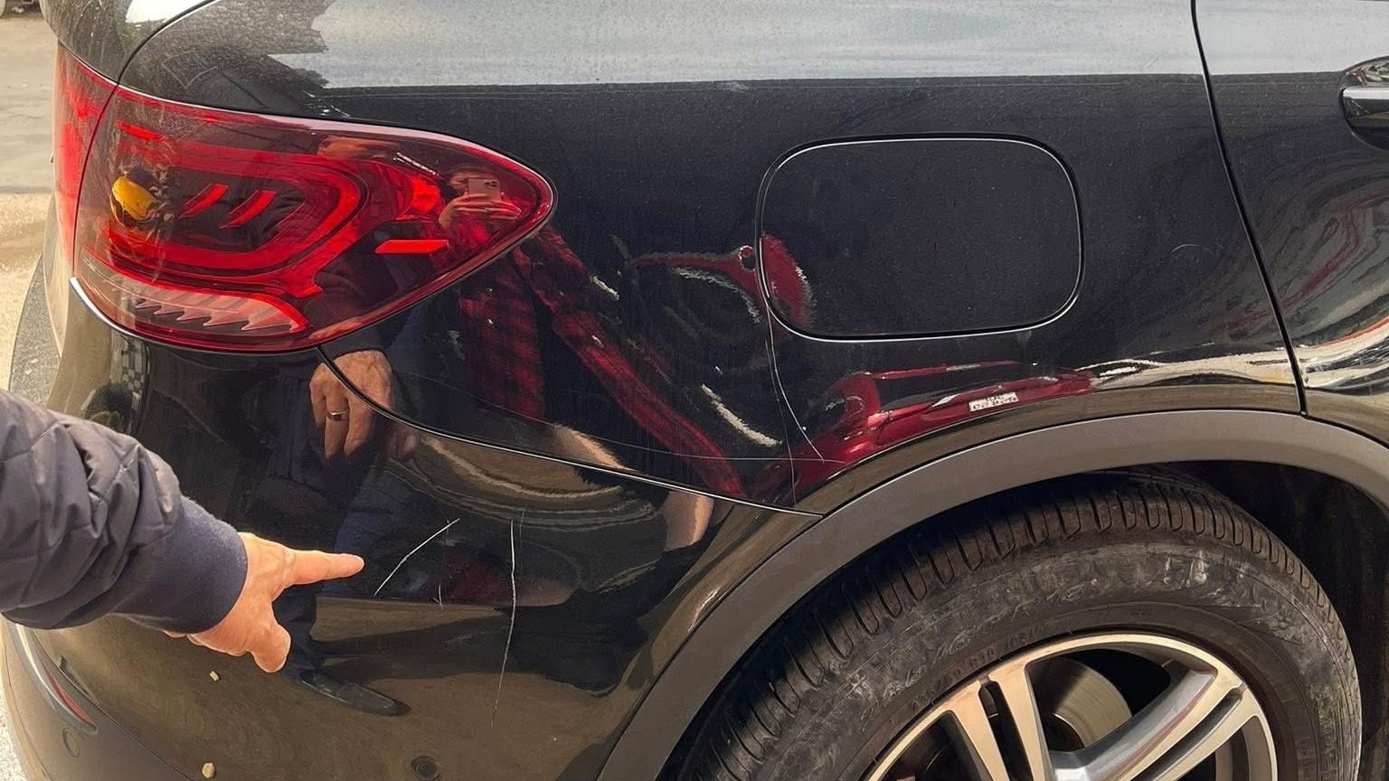 Chi tiết vụ việc người phụ nữ cào xước ô tô Mercedes đỗ trước cửa ở Hà Nội