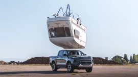Đây là cách Toyota chứng minh độ cứng cáp của bán tải Hilux BEV mới