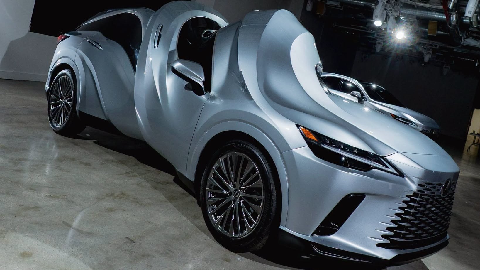 Lexus uốn SUV thành vòng tròn, vặn xoắn thân xe để làm nghệ thuật