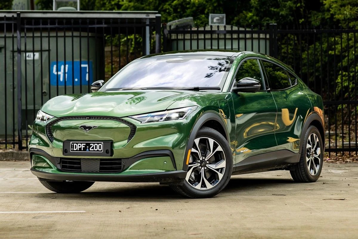 Ford Mustang Mach E bán thua Porsche 911 tại Úc, giá cao trở thành rào cản