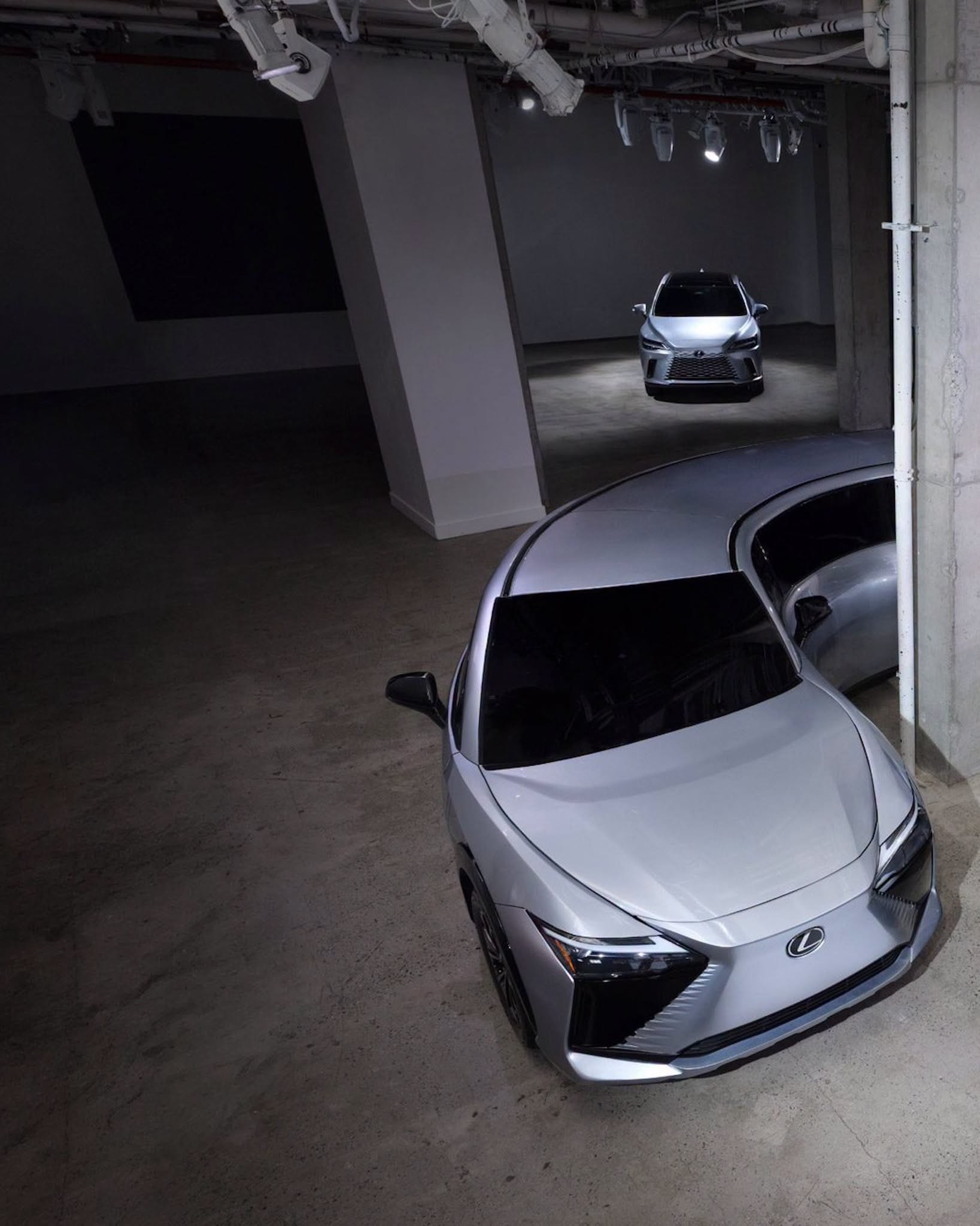 Lexus uốn SUV thành vòng tròn, vặn xoắn thân xe để làm nghệ thuật Lexus uốn SUV thành vòng tròn, vặn xoắn thân xe để làm nghệ thuật