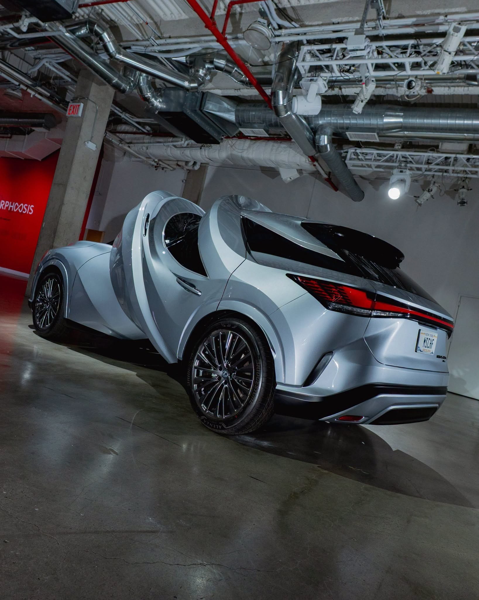 Lexus uốn SUV thành vòng tròn, vặn xoắn thân xe để làm nghệ thuật Lexus uốn SUV thành vòng tròn, vặn xoắn thân xe để làm nghệ thuật