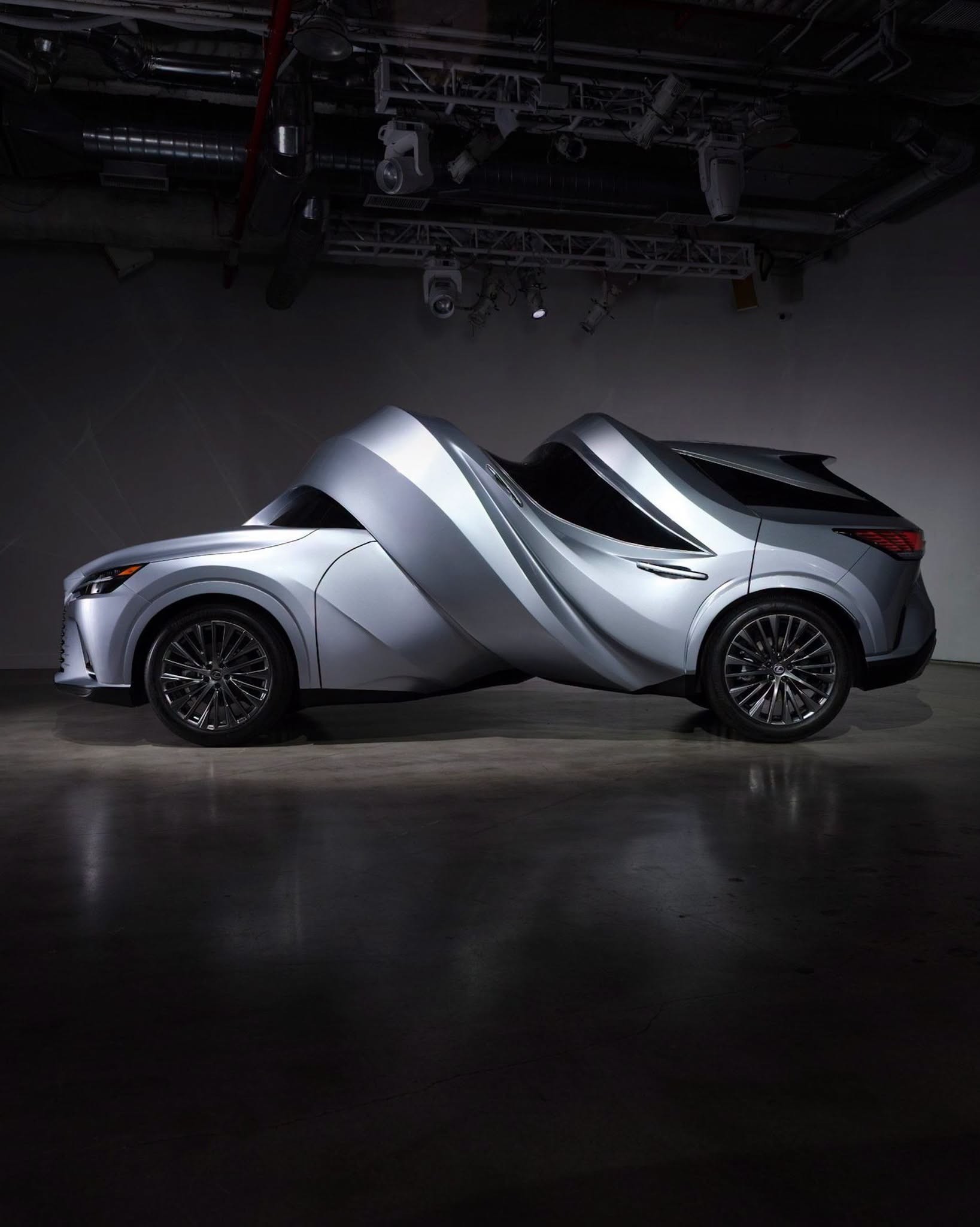 Lexus uốn SUV thành vòng tròn, vặn xoắn thân xe để làm nghệ thuật Lexus uốn SUV thành vòng tròn, vặn xoắn thân xe để làm nghệ thuật