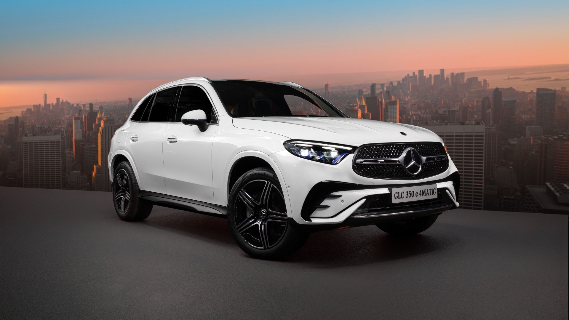 Mercedes-Benz GLC PHEV giá gần 3 tỷ đồng