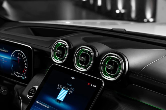 Mercedes-Benz GLC PHEV giá gần 3 tỷ đồng