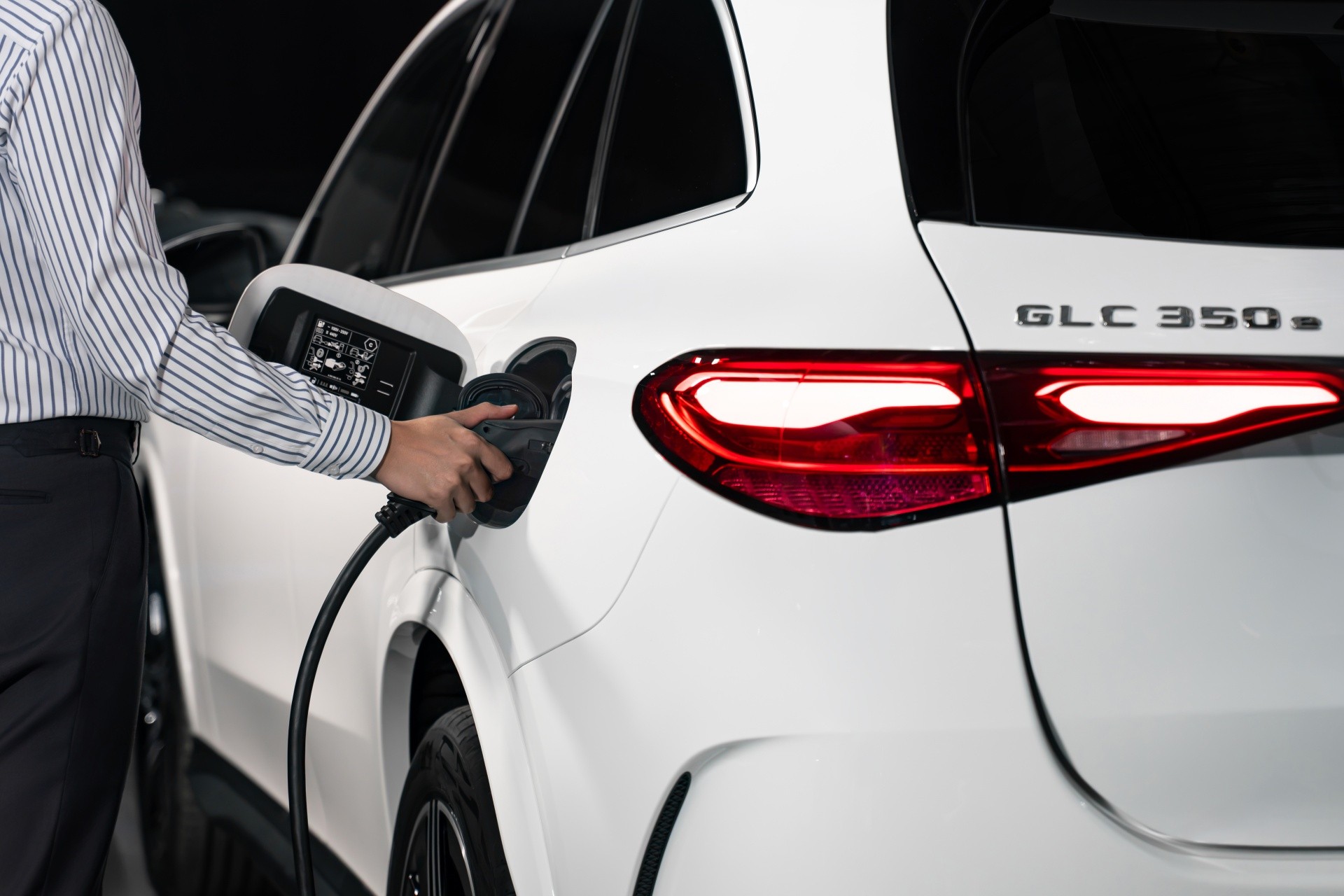 Mercedes-Benz GLC PHEV giá gần 3 tỷ đồng