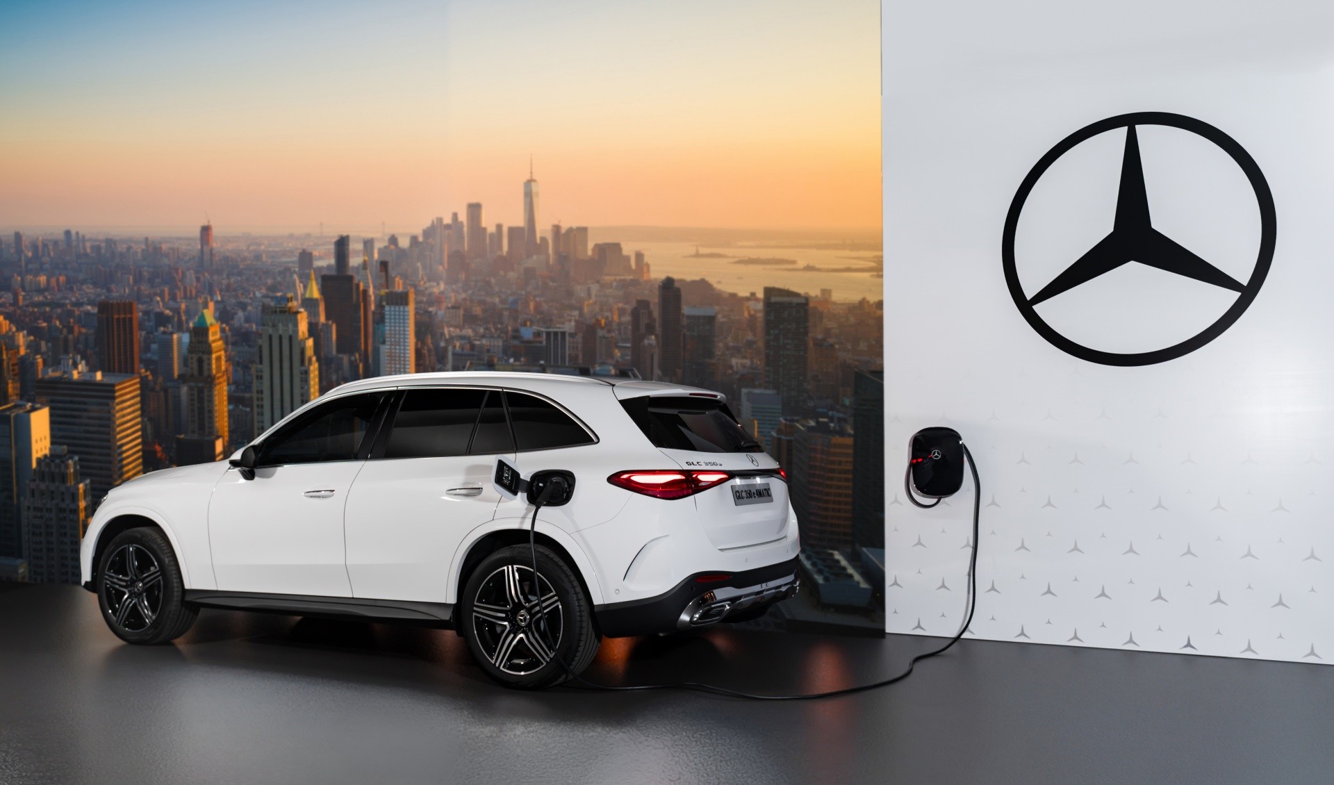 Mercedes-Benz GLC PHEV giá gần 3 tỷ đồng