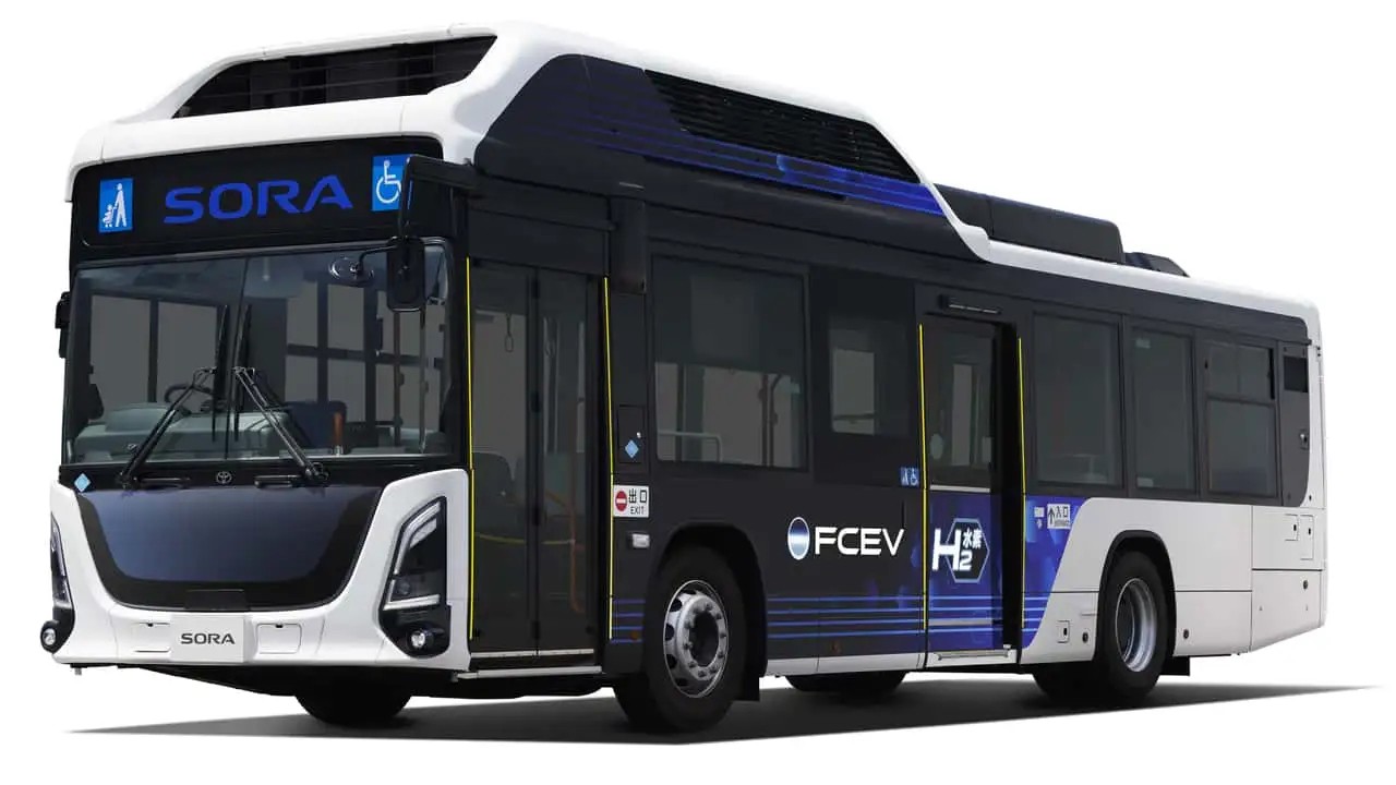 Toyota Sora thế hệ thứ hai là mẫu xe buýt chạy bằng pin nhiên liệu hydro, có thể di chuyển hơn 300 km khi nạp đầy năng lượng