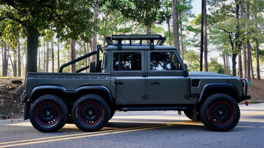 Defender 1993 độ sáu bánh, giá gần 8 tỷ có gì đặc biệt?