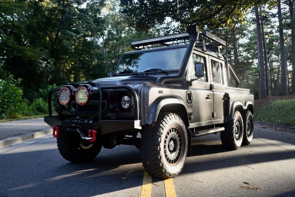 Defender 1993 độ sáu bánh, giá gần 8 tỷ có gì đặc biệt? Defender 1993 độ sáu bánh, giá gần 8 tỷ có gì đặc biệt?