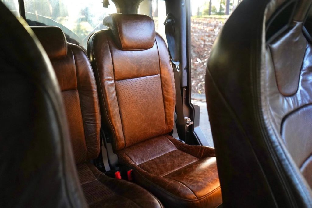 Defender 1993 độ sáu bánh, giá gần 8 tỷ có gì đặc biệt? Defender 1993 độ sáu bánh, giá gần 8 tỷ có gì đặc biệt?