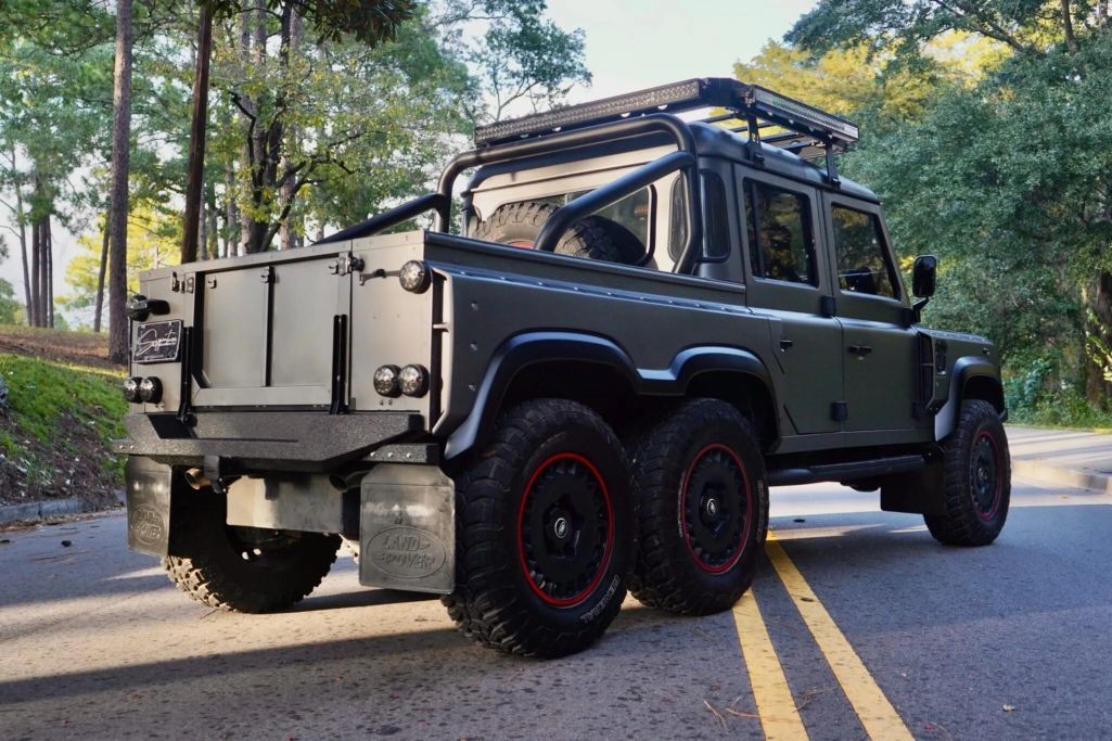 Defender 1993 độ sáu bánh, giá gần 8 tỷ có gì đặc biệt? Defender 1993 độ sáu bánh, giá gần 8 tỷ có gì đặc biệt?