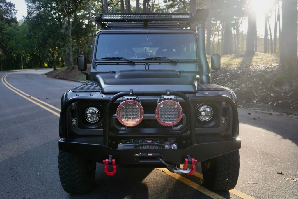 Defender 1993 độ sáu bánh, giá gần 8 tỷ có gì đặc biệt? Defender 1993 độ sáu bánh, giá gần 8 tỷ có gì đặc biệt?