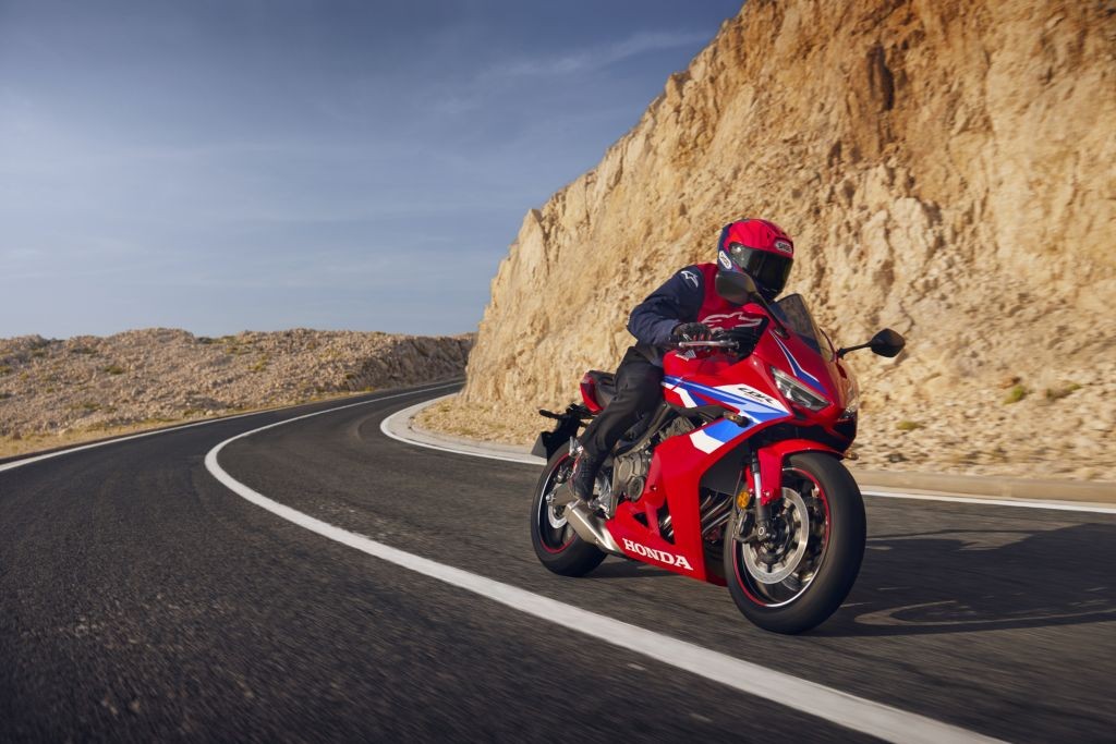 CBR650R tiếp tục mang thiết kế thể thao với đèn pha LED đôi và bộ tem ba màu.