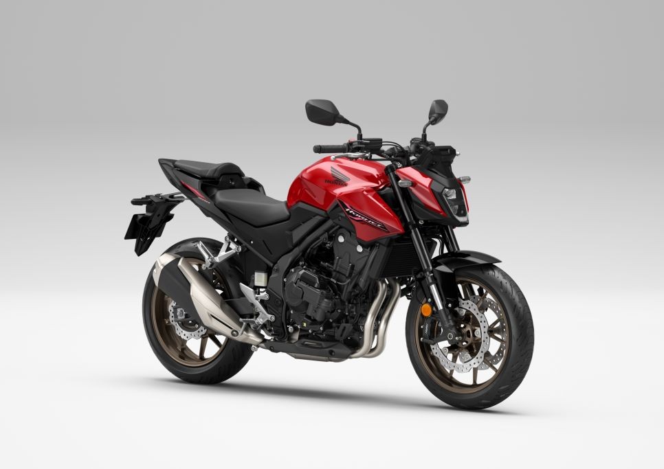 Honda CB500 Hornet 2026 sử dụng động cơ hai xi lanh, lần đầu được trang bị ly hợp điện tử, giá đề xuất 199,99 triệu đồng.