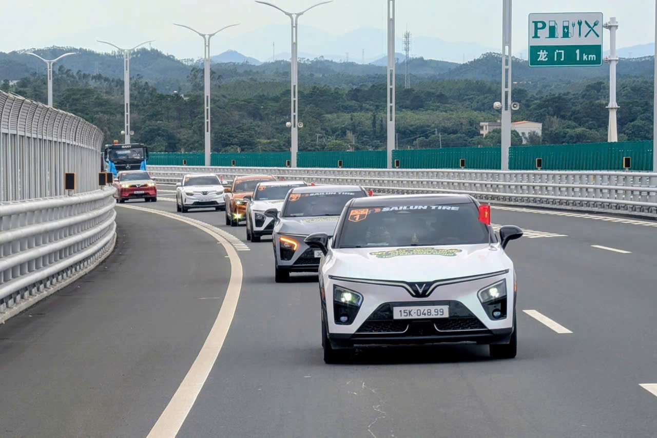 Những cung đường không giới hạn: Ô tô điện Việt lăn bánh xuyên biên giới Những cung đường không giới hạn: Ô tô điện Việt lăn bánh xuyên biên giới