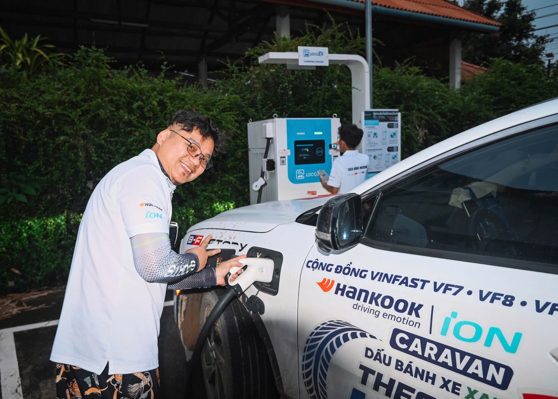 Những cung đường không giới hạn: Ô tô điện Việt lăn bánh xuyên biên giới Những cung đường không giới hạn: Ô tô điện Việt lăn bánh xuyên biên giới