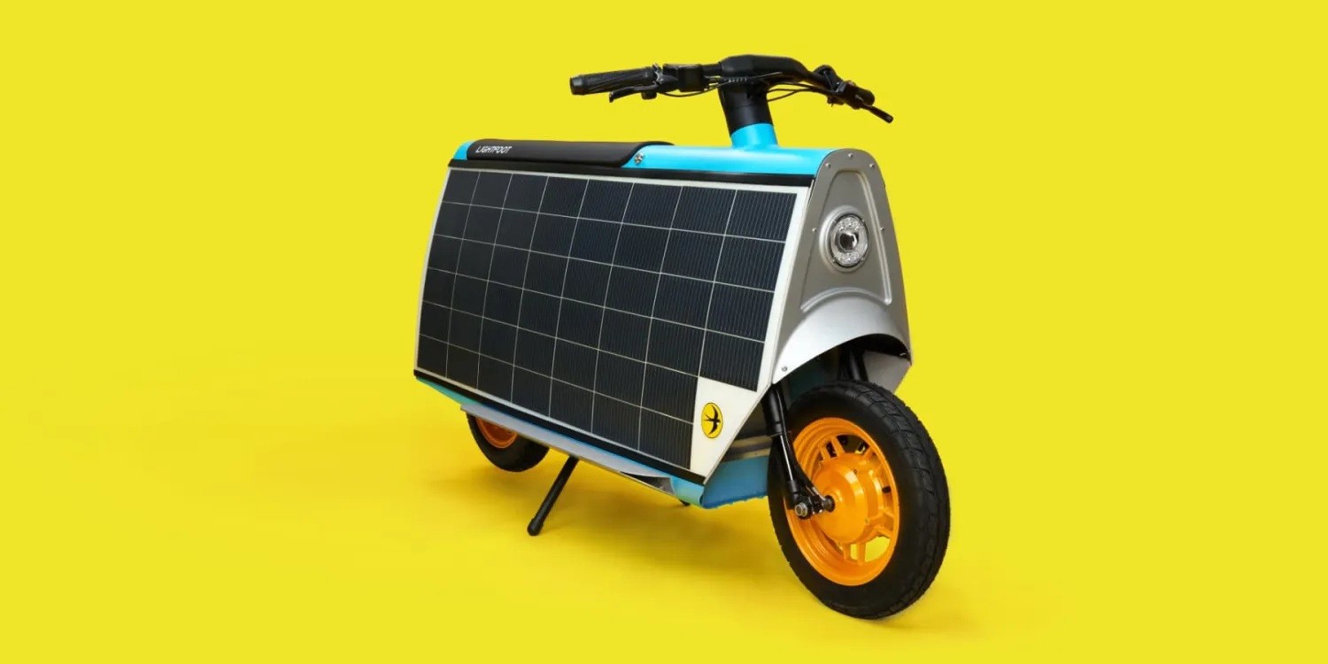 Lightfoot là một mẫu xe máy điện kiểu dáng scooter trang bị pin mặt trời lớn nhằm loại bỏ nhu cầu cắm sạc thông thường