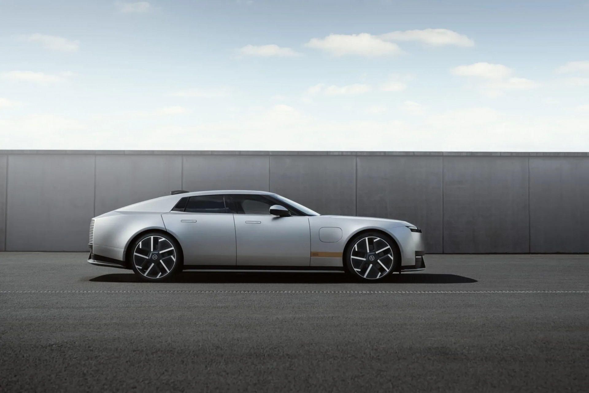 Jaguar Type 01: Xe điện mạnh nhất lịch sử thương hiệu Anh lộ diện