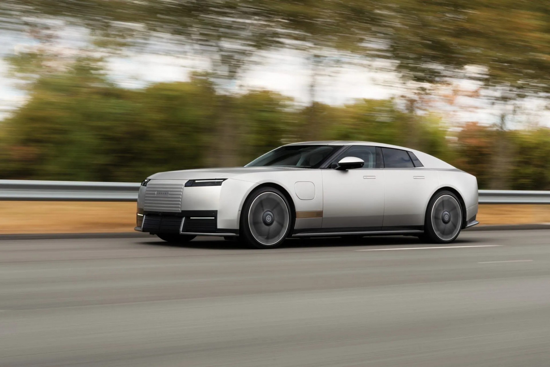 Jaguar Type 01: Xe điện mạnh nhất lịch sử thương hiệu Anh lộ diện